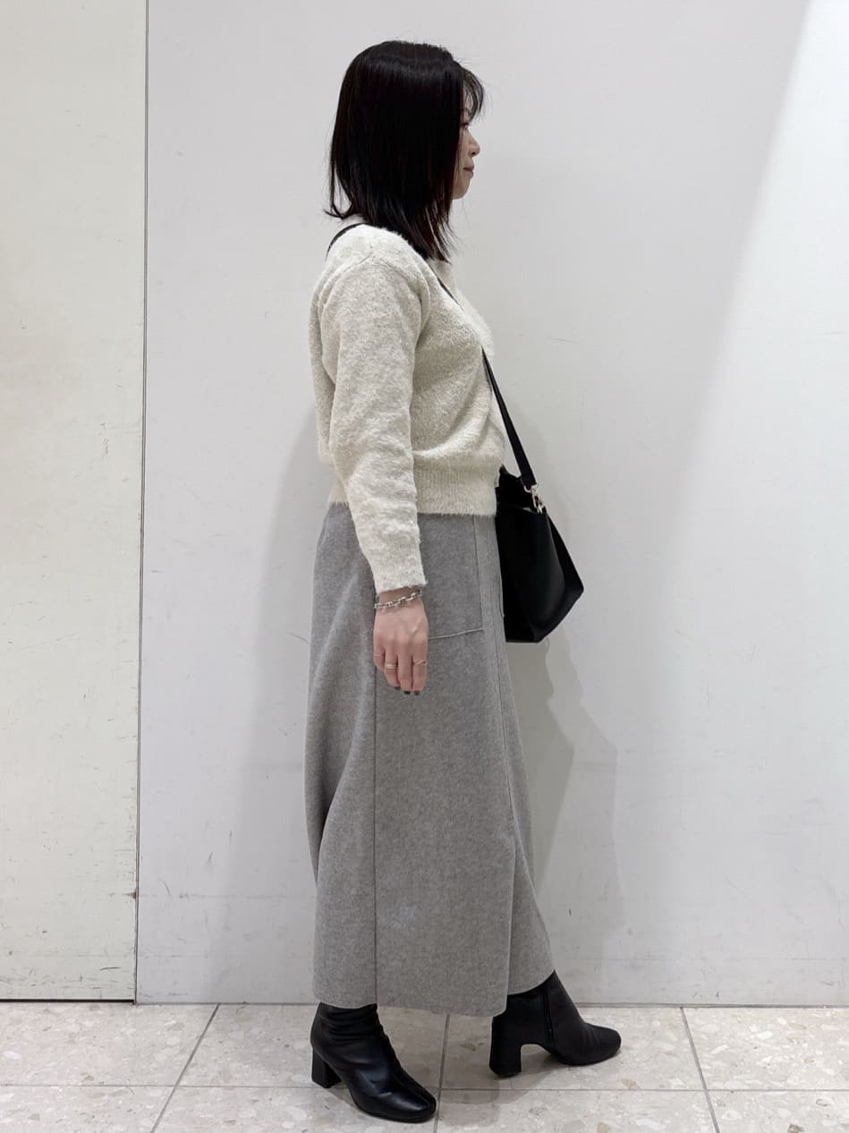 mameさんの「OPAQUE.CLIP｜スパンコールフェザーVネックニット【洗濯機OK】」を使ったコーディネート