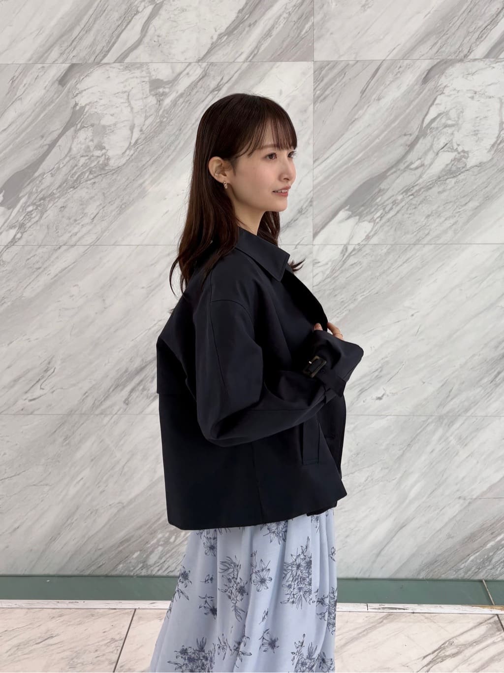 みさかさんの「index｜キャンディスリーブショートトレンチコート【洗濯機OK／撥水／防花粉】《5col》」を使ったコーディネート