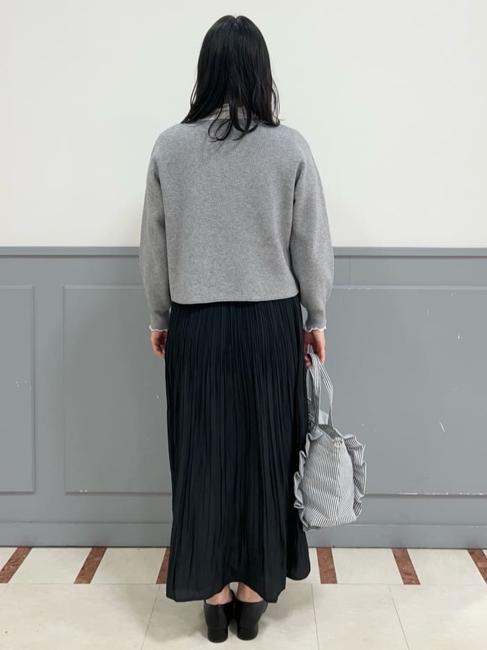 yuuさんの「grove｜【選べる着丈/ウエストゴム】ヴィンテージサテンプリーツスカート【手洗いOK】」を使ったコーディネート