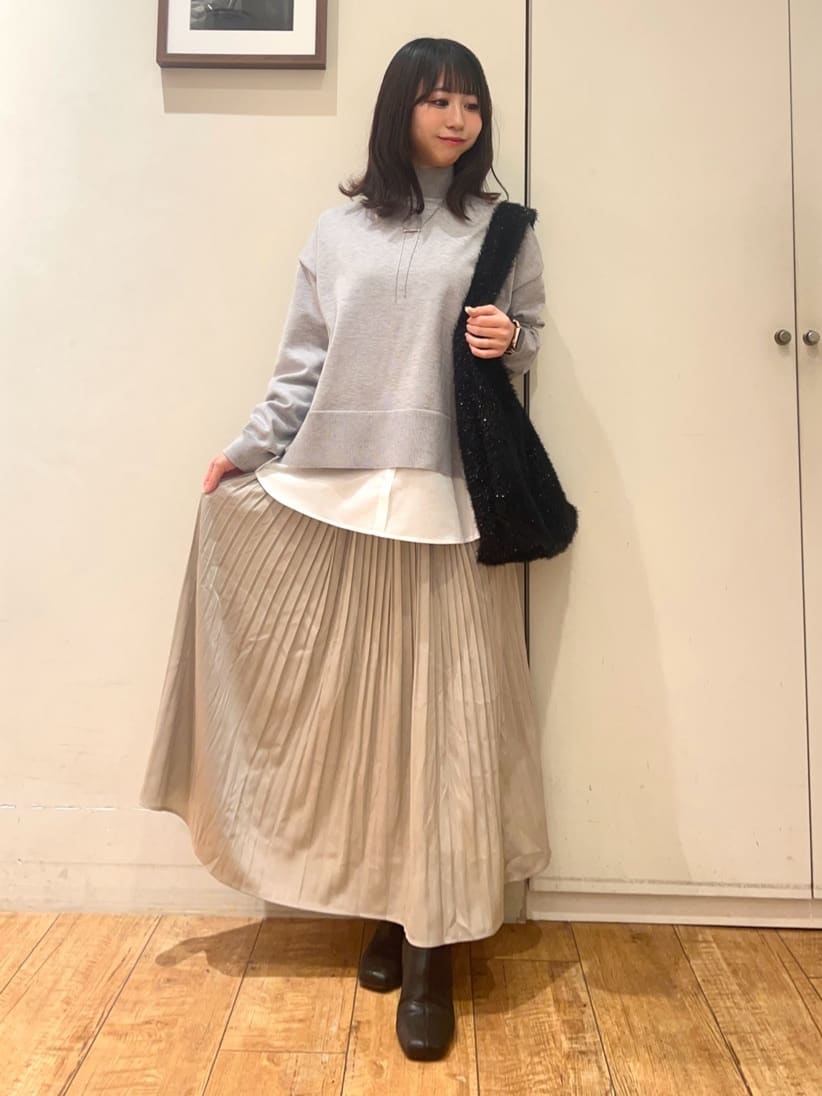 AIRIさんの「SHOO･LA･RUE｜【2点セット/洗濯機可/S-LL】着回しがきく もちもちハイネックニット+裾シャツインナー」を使ったコーディネート