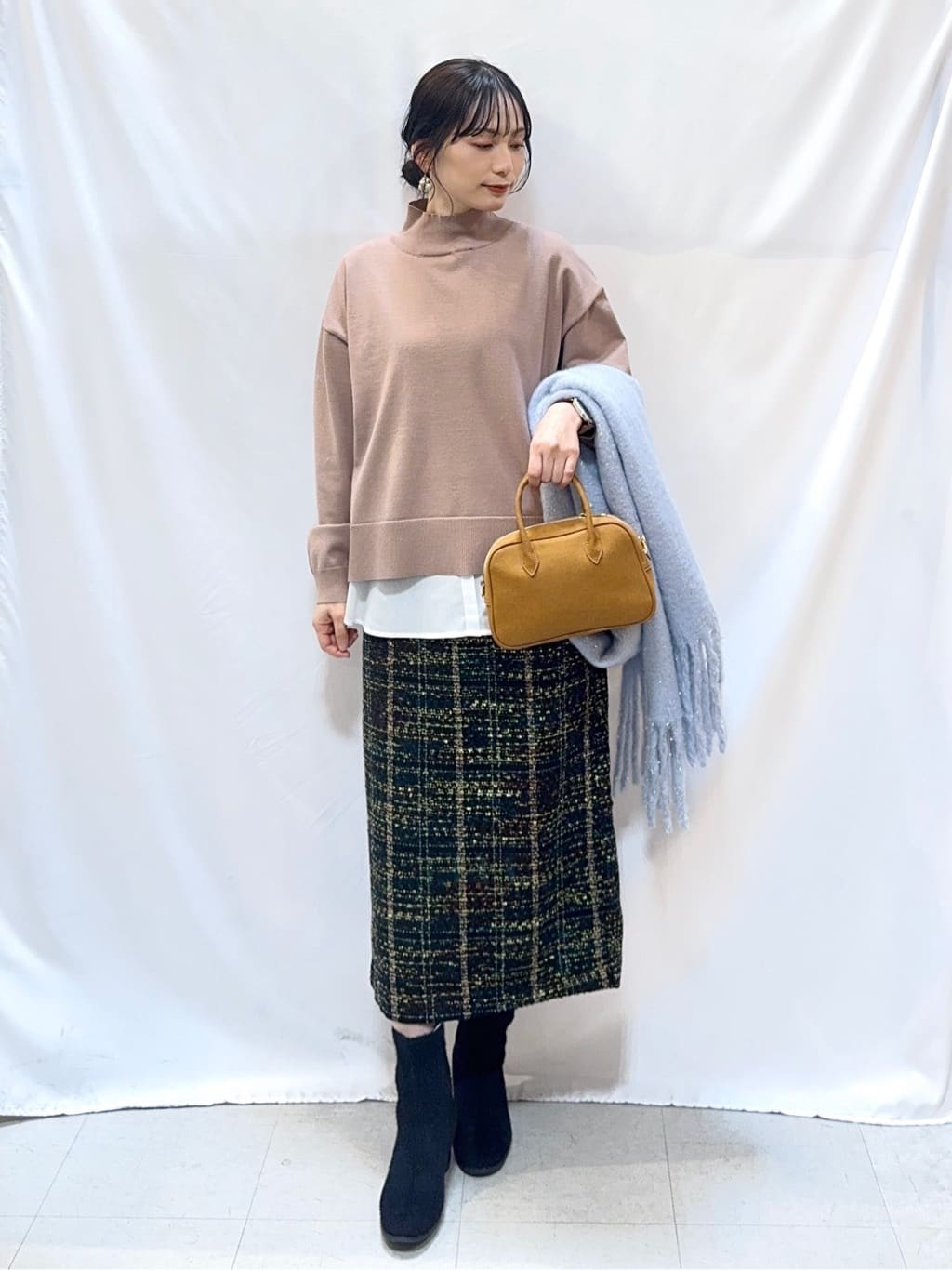 𝐇𝐢𝐫𝐨𝐦𝐢さんの「SHOO･LA･RUE｜【S-LL】ミックスカラーで高見え ラメツイード ナロースカート」を使ったコーディネート
