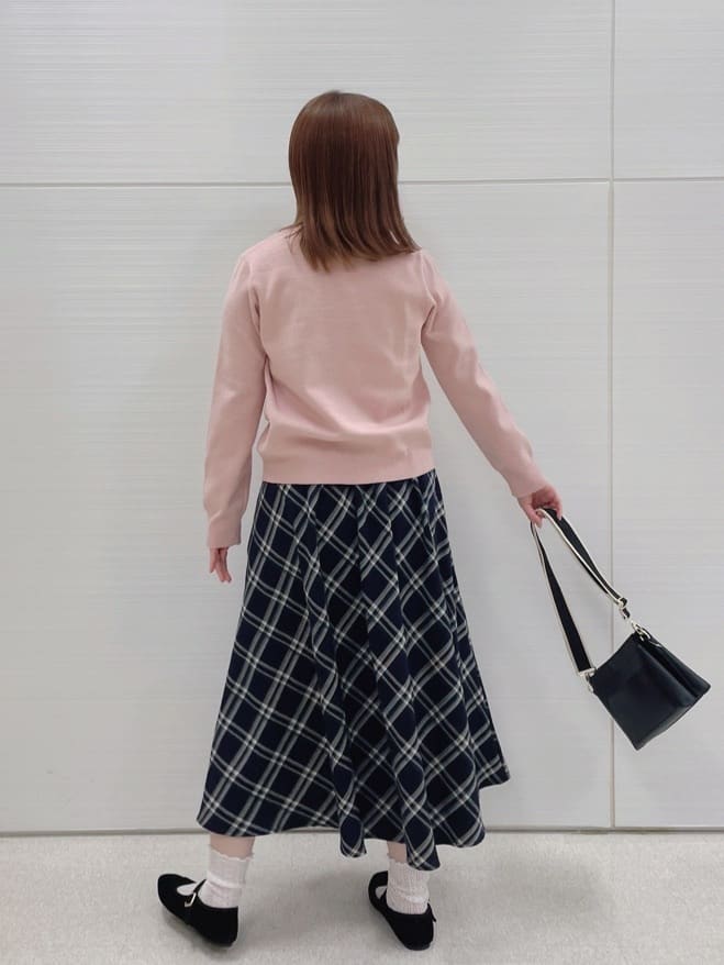 みちるさんの「SHOO･LA･RUE｜【洗濯機可/S-LL】上品な金ボタン もちっとやわらか クルーネックカーディガン」を使ったコーディネート