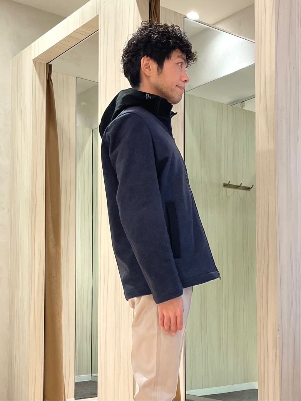 URAさんの「TAKEO KIKUCHI｜【JUST ONE LAYER】ダウンファブリック ジップアップ フード ブルゾン」を使ったコーディネート