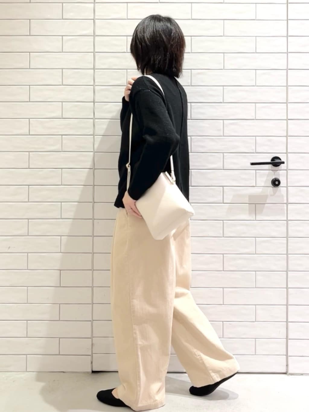 しおりさんの「OPAQUE.CLIP｜リラクシークルーネックニット【洗濯機OK】」を使ったコーディネート