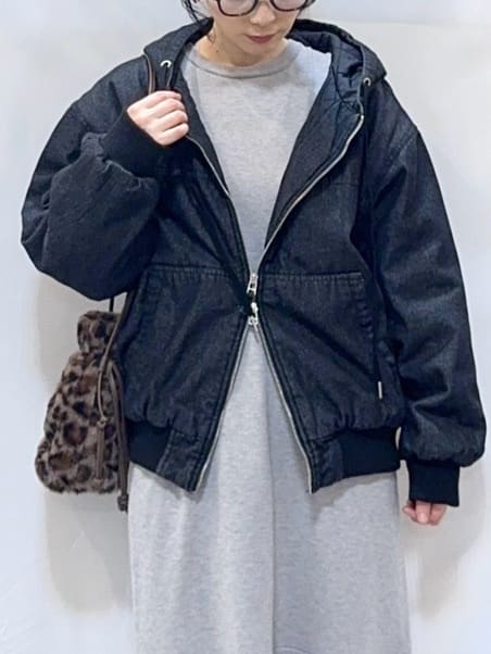 𝐇𝐢𝐫𝐨𝐦𝐢さんの「SHOO･LA･RUE｜【ダブルZIP】大人カジュアルスタイルに デニム中綿フーディーブルゾン」を使ったコーディネート