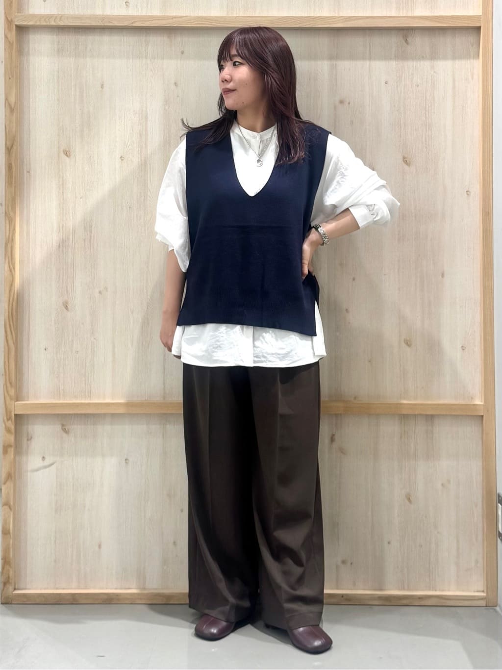 nanaさんの「THE SHOP TK｜【春まで着られる】ニットベスト＆ブラウスセット/洗濯機OK」を使ったコーディネート