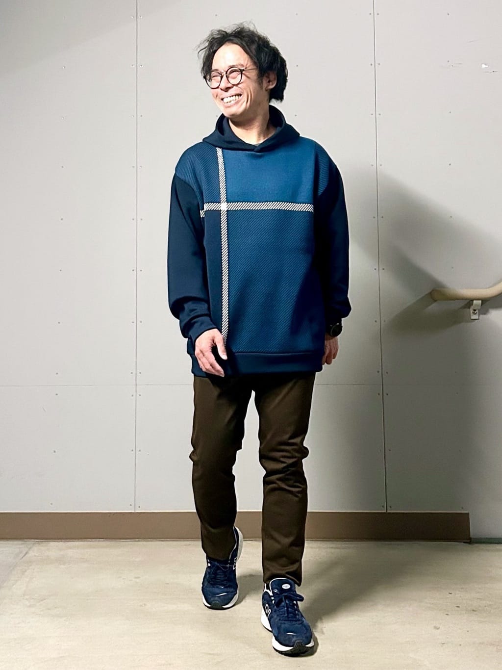 KENJI Iさんの「THE SHOP TK｜【大人の休日スタイルにはこれ！】フロントチェック柄ニットパーカ　洗濯機OK」を使ったコーディネート