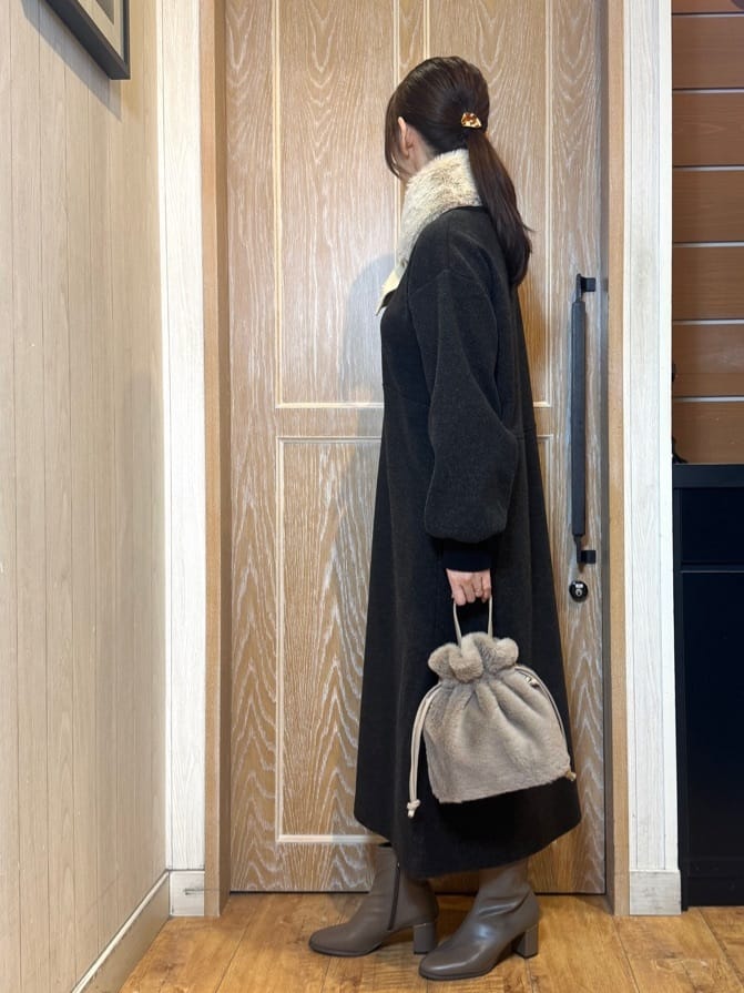 KAORIさんの「SHOO･LA･RUE｜ファー&times;パール風付きニットティペット」を使ったコーディネート