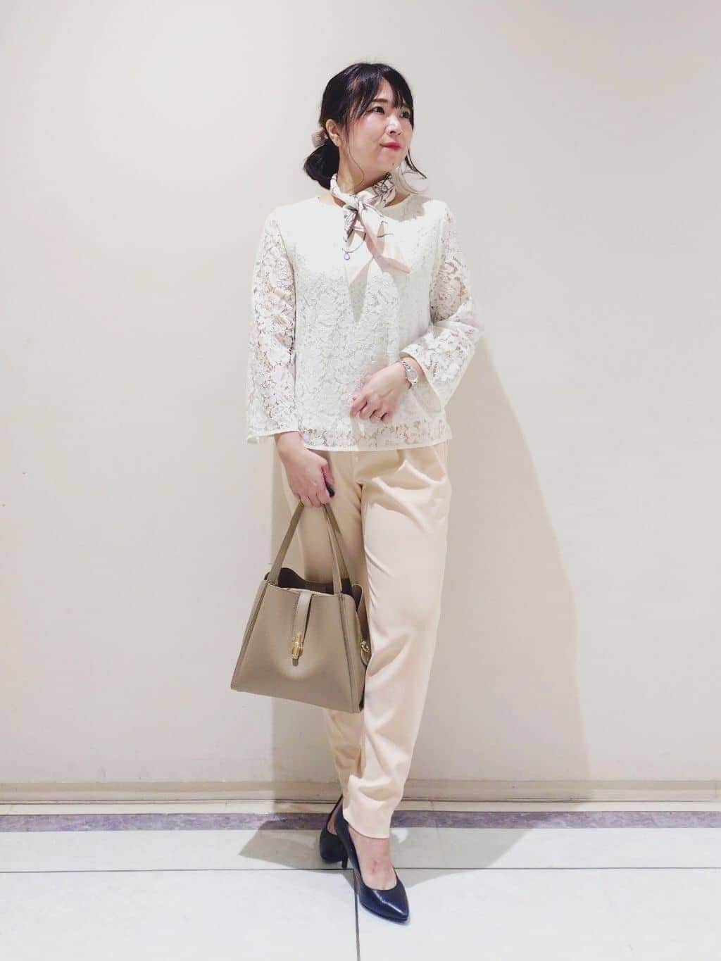 TOMOMIさんの「INDIVI｜【褒められパンツ／高ストレッチ】タックテーパードパンツ」を使ったコーディネート