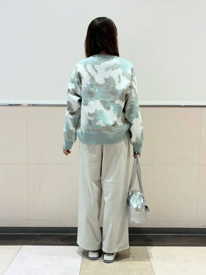 ジュンさんの「SHOO･LA･RUE｜【洗濯機可/S-LL】1枚で華やかに ラメ入りニュアンス柄ニット」を使ったコーディネート