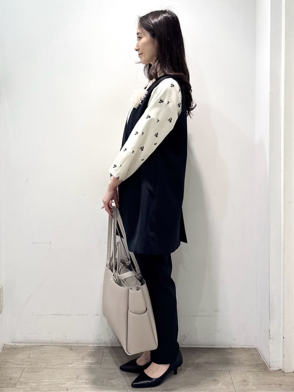 yuicciさんの「OPAQUE.CLIP｜フラワー刺繍ペプラムブラウス【洗濯機OK】」を使ったコーディネート