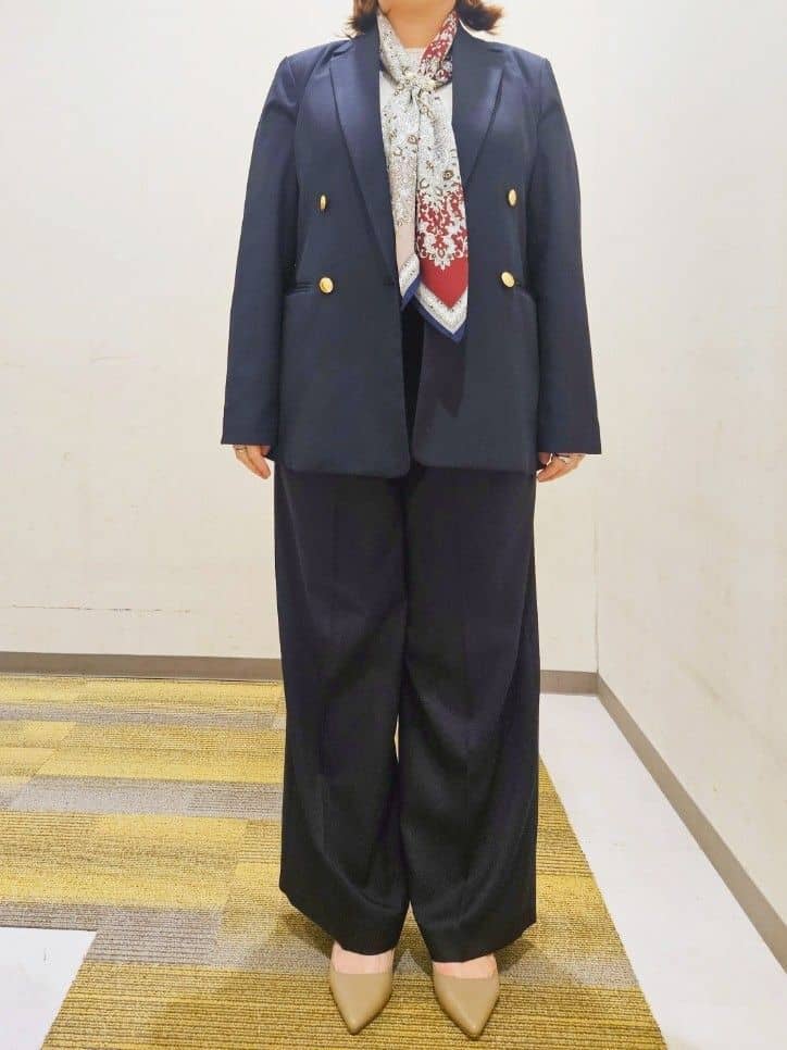 okayuさんの「THE SHOP TK｜【通勤にもデイリーにも】CAVIAN 金ボタンダブルブレストジャケット」を使ったコーディネート
