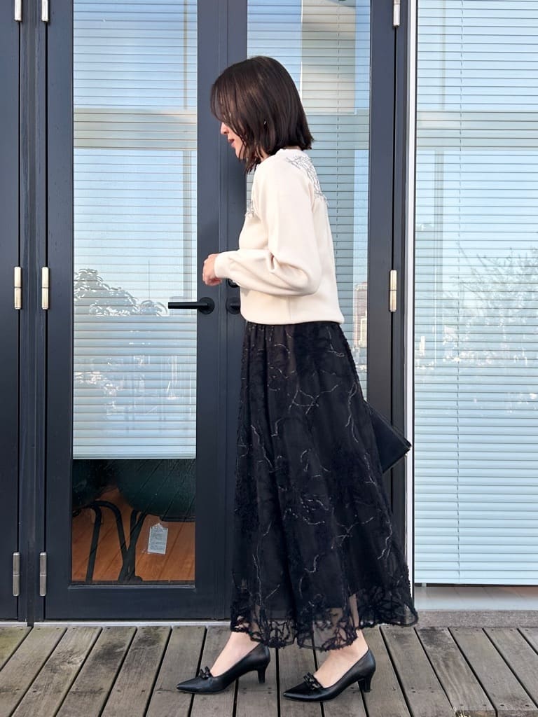 shinoさんの「Couture brooch｜【ハレの日・通勤】ラメ刺繍ブークレチュールスカート」を使ったコーディネート