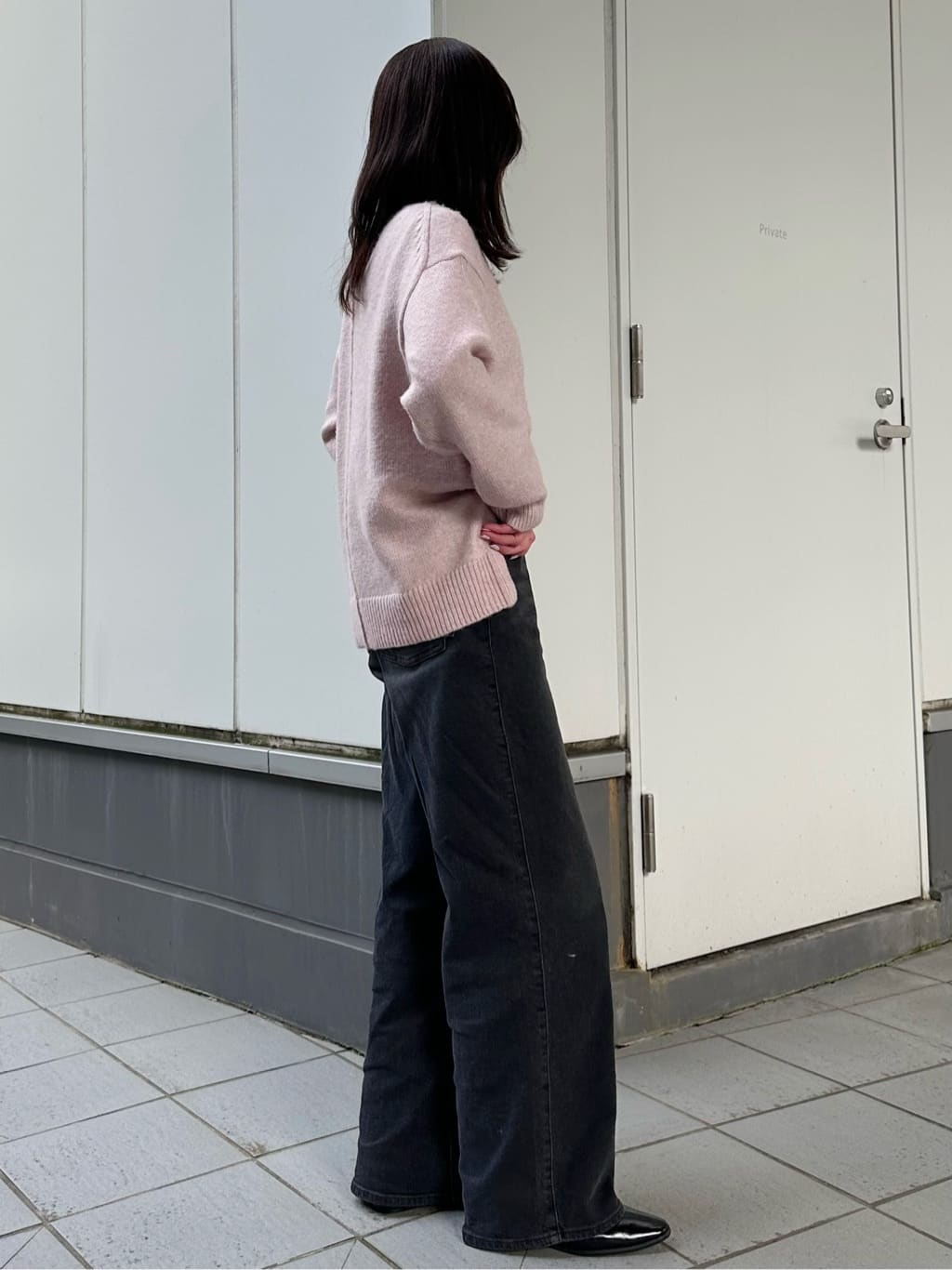 makiさんの「OPAQUE.CLIP｜リラクシークルーネックニット【洗濯機OK】」を使ったコーディネート
