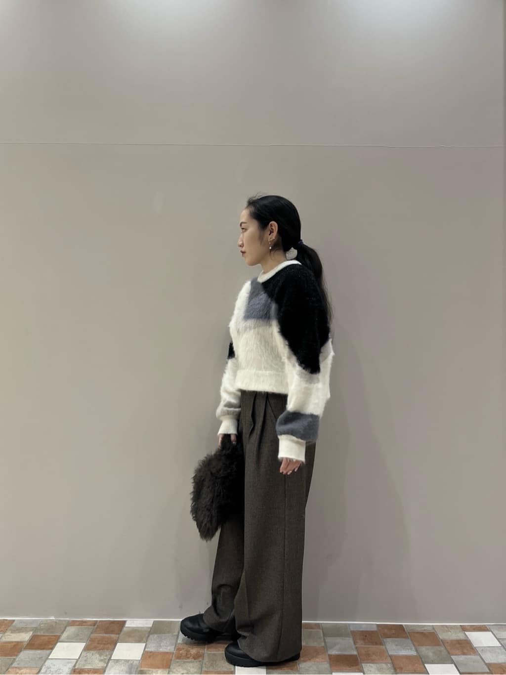 Uminoさんの「INDIVI｜【LE VERNIS】ポワールフラッフィーファーバッグ」を使ったコーディネート