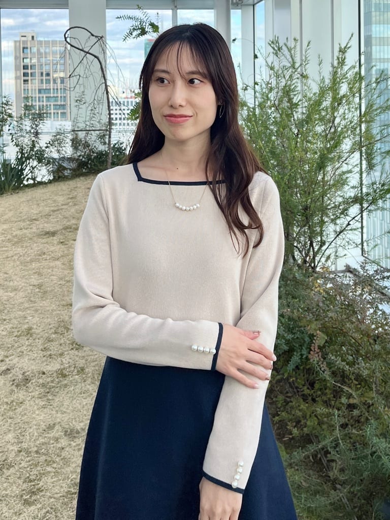 はばさんの「Couture brooch｜【ハレの日・通勤】スクエアネック バイカラー ニットワンピース」を使ったコーディネート