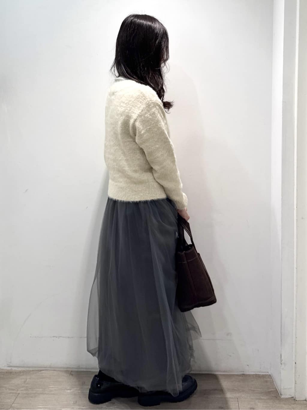 yuicciさんの「OPAQUE.CLIP｜スパンコールフェザーVネックニット【洗濯機OK】」を使ったコーディネート
