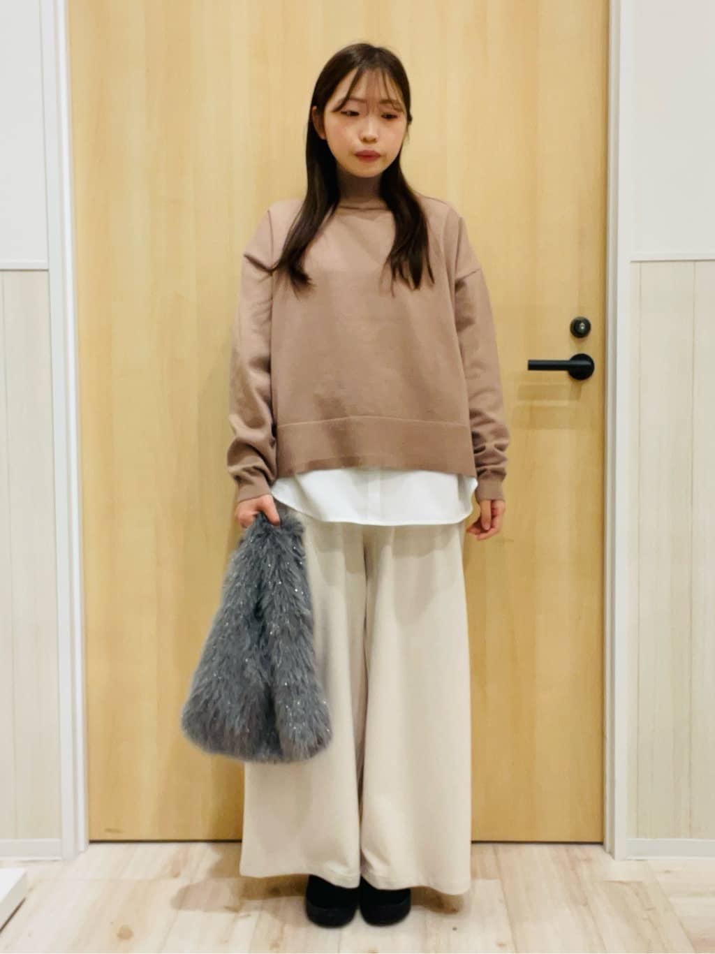 minamiさんの「SHOO･LA･RUE｜【2点セット/洗濯機可/S-LL】着回しがきく もちもちハイネックニット+裾シャツインナー」を使ったコーディネート