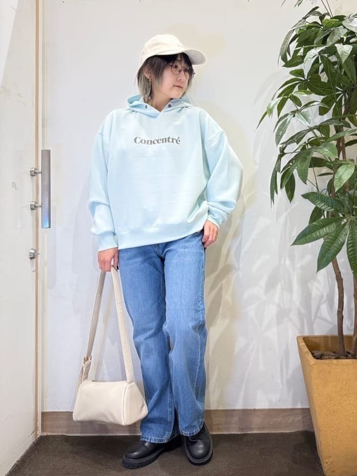 misakiさんの「SHOO･LA･RUE｜【セットアップ可/S-LL/なめらかタッチ】選べる3柄 ロゴ入りプルパーカ」を使ったコーディネート