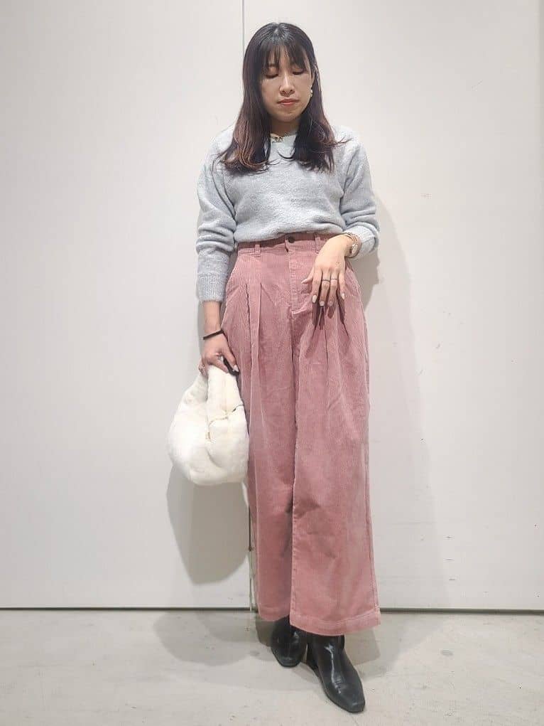 hmさんの「OPAQUE.CLIP｜スパンコールフェザーVネックニット【洗濯機OK】」を使ったコーディネート