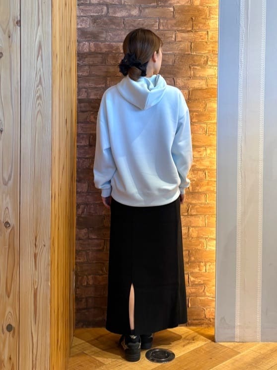 mieさんの「SHOO･LA･RUE｜【セットアップ可/S-LL/なめらかタッチ】選べる3柄 ロゴ入りプルパーカ」を使ったコーディネート