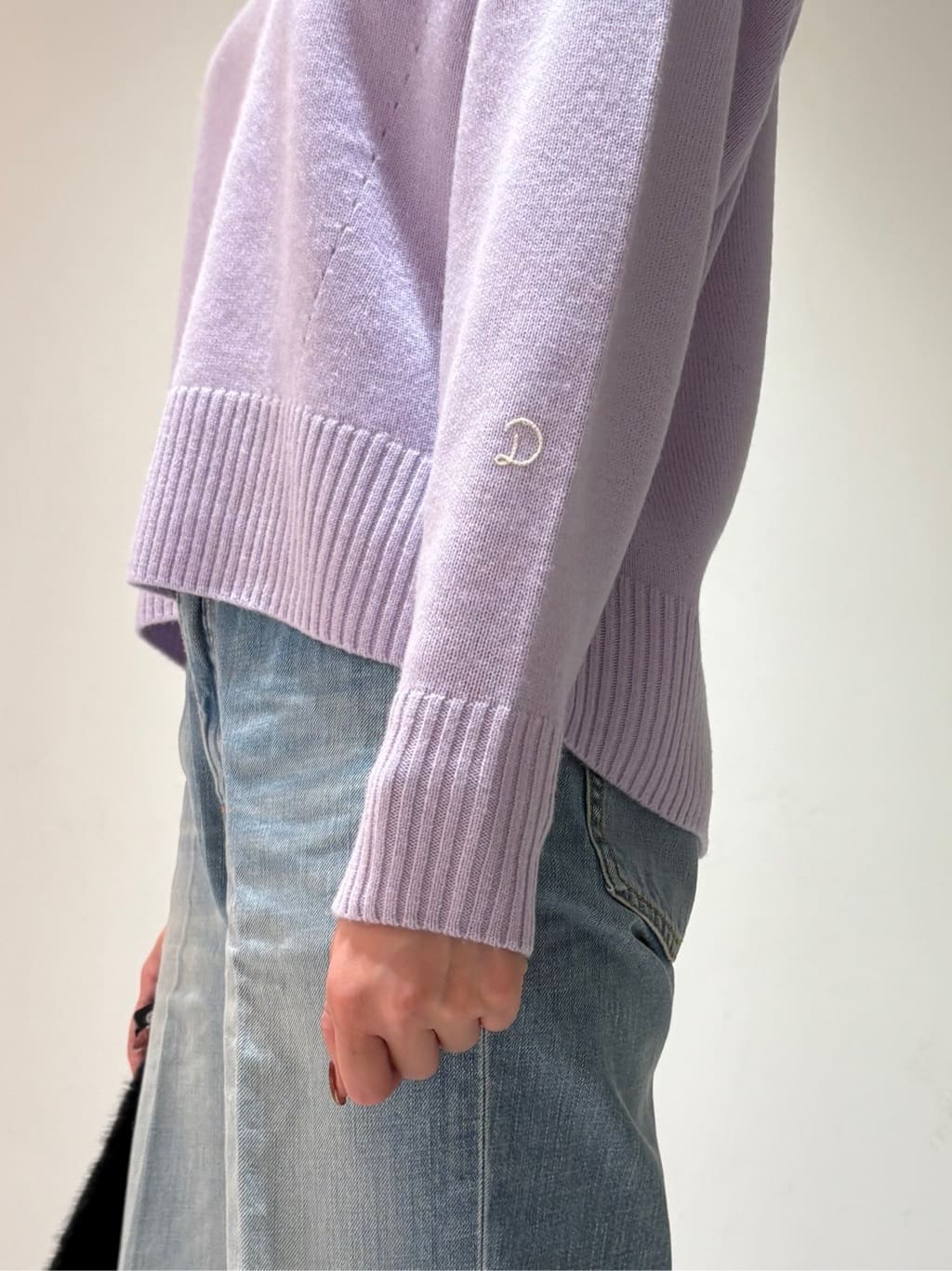 やなぎさんの「DRESSTERIOR｜センタープレス ワイドストレートデニム」を使ったコーディネート