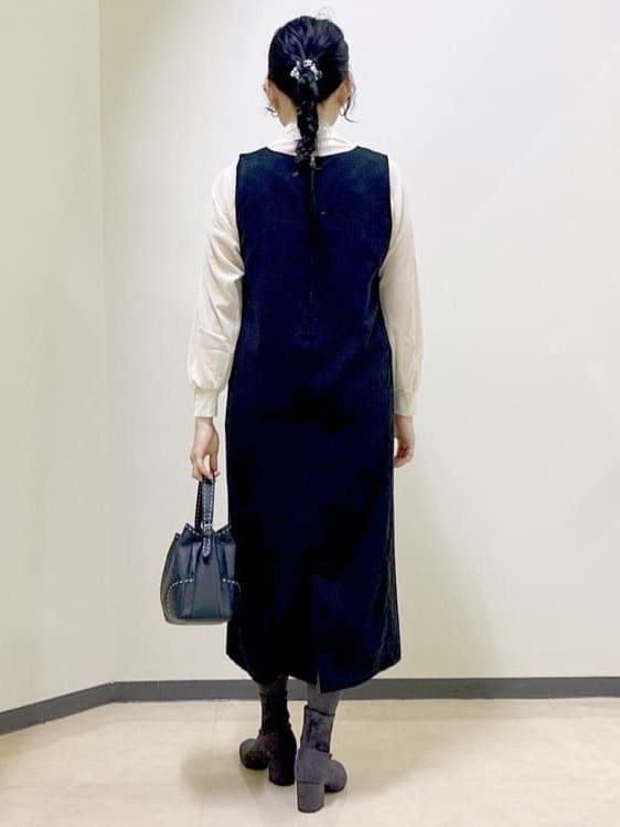  beni_gingerさんの「Reflect｜【すっきりシルエット】スエードライクジャンパースカ―ト」を使ったコーディネート