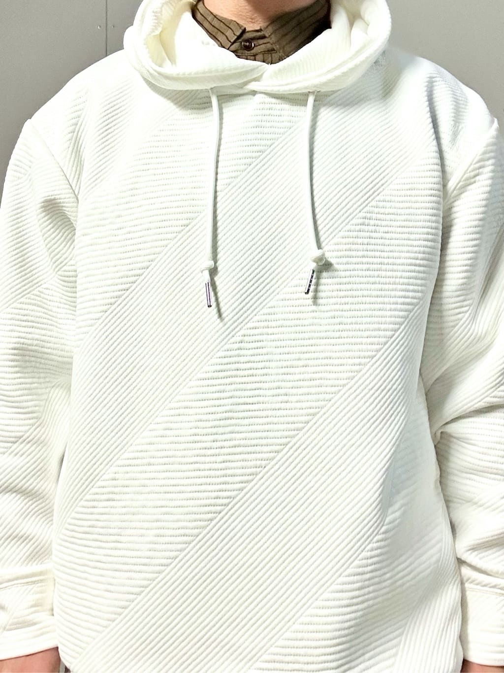 KENJI Iさんの「THE SHOP TK｜【さりげない表情が、品よく映える。】ふくれジャカードパーカ」を使ったコーディネート