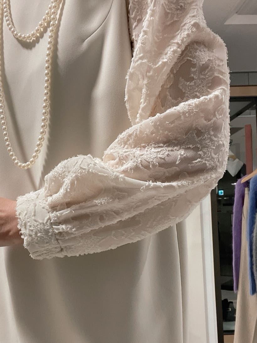 IWAMOさんの「UNTITLED｜◆【お呼ばれドレス/洗える】カットジャカードスリーブ ワンピース」を使ったコーディネート