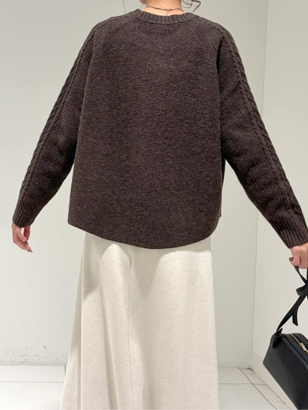 shioriさんの「INDIVI｜【洗える】ケーブルデザイン ラウンドヘムニット」を使ったコーディネート