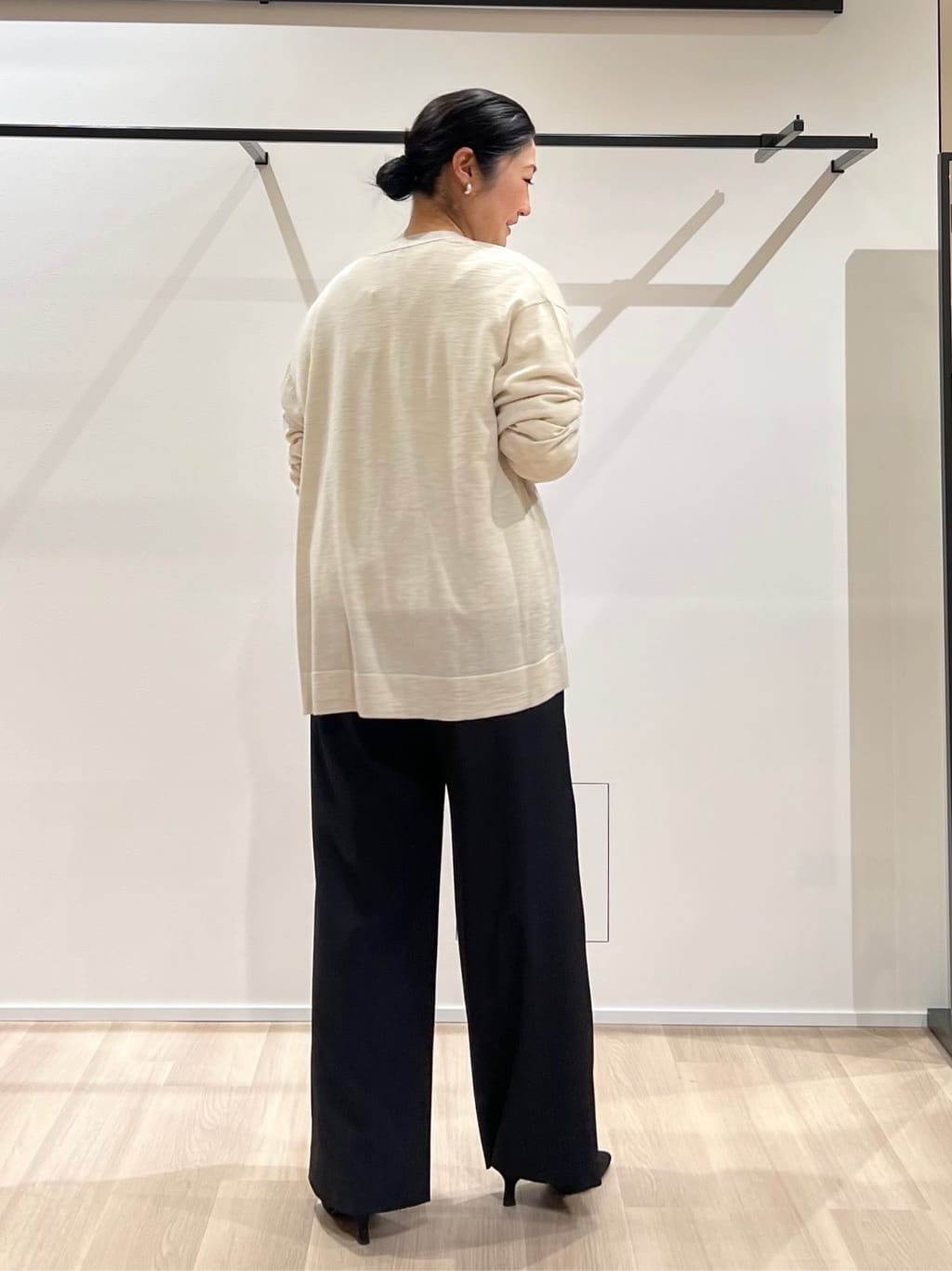 TOMOMIさんの「UNTITLED｜【アンサンブル可/洗える/ボタンなし】シルクウールカシミヤ 着流しカーディガン」を使ったコーディネート