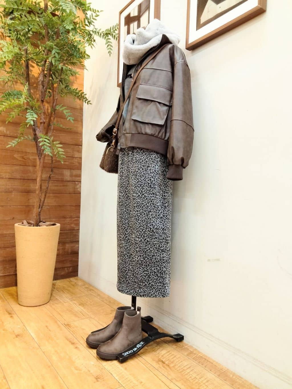 うっちーさんの「SHOO･LA･RUE｜【S-LL】大人綺麗 レザー調リブブルゾン」を使ったコーディネート