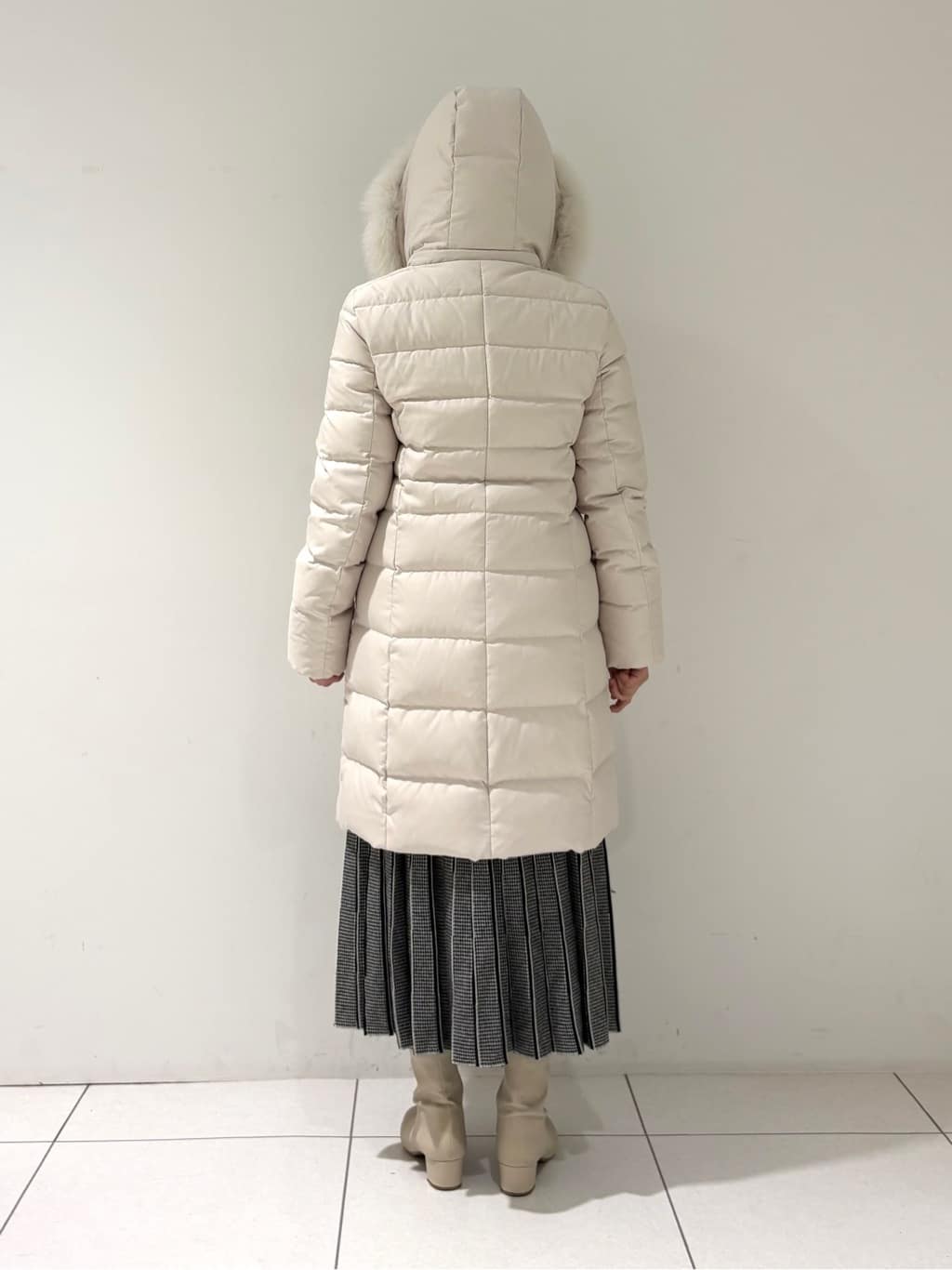 momokoさんの「INDIVI｜【名品／撥水／抗菌防臭】ロング丈リサイクルダウンコート」を使ったコーディネート