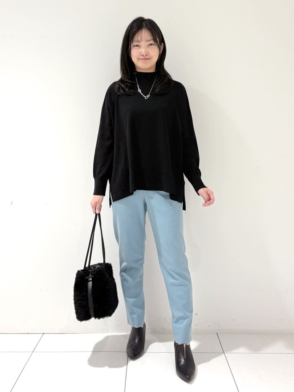 momokoさんの「INDIVI｜【洗える／毛玉になりにくい】エクストラファインウール ハイネックニット」を使ったコーディネート