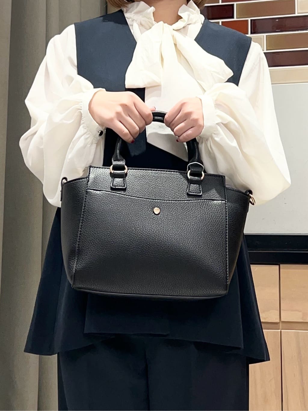 かのさんの「THE SHOP TK｜【通勤・きちんと見えに】ダブルクロス ペプラムジレ/セットアップ可」を使ったコーディネート