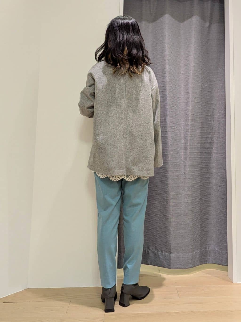 miiさんの「INDIVI｜【洗える／チュニック丈／カシミヤ混】スリットデザインVネックニット」を使ったコーディネート