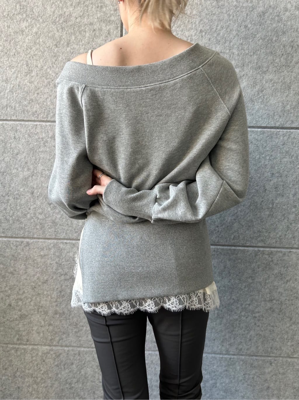 honoka Aさんの「CODE A｜off－shoulder sweat」を使ったコーディネート