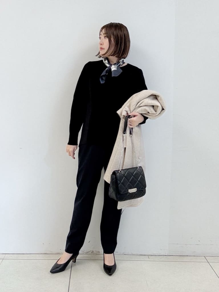 yoshiyaさんの「INDIVI｜【60cm四方】スクエアスカーフ」を使ったコーディネート