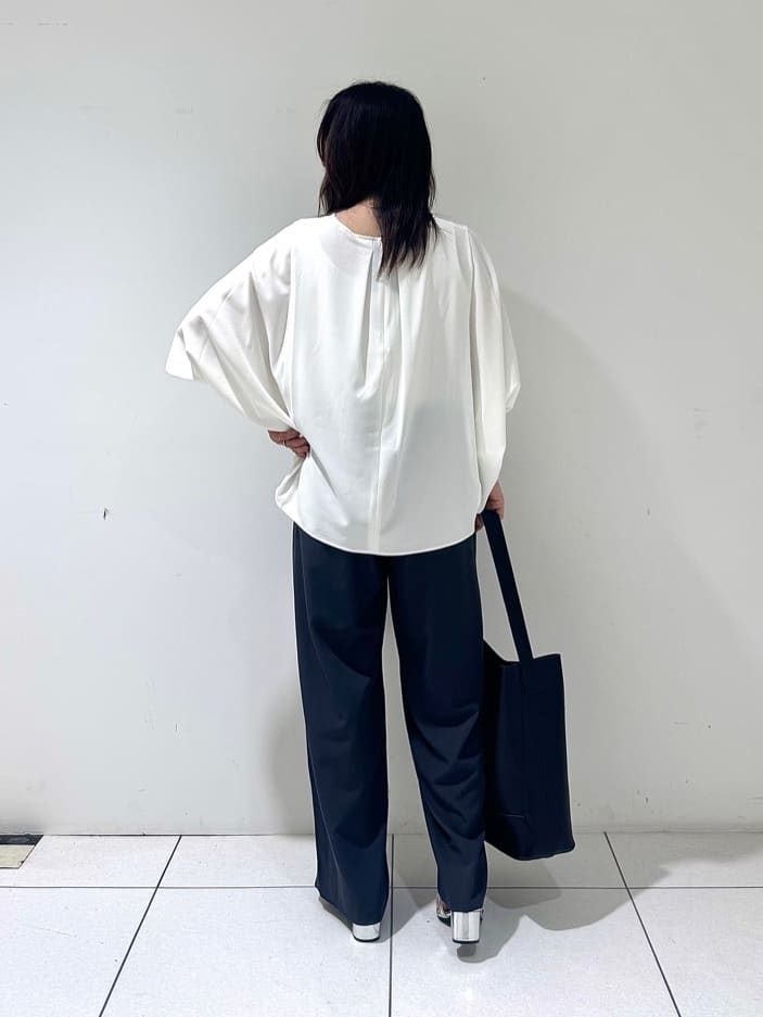 そんさんの「INDIVI｜【体型カバー/SETUP可能】ジョーゼット　ドルマンブラウス」を使ったコーディネート