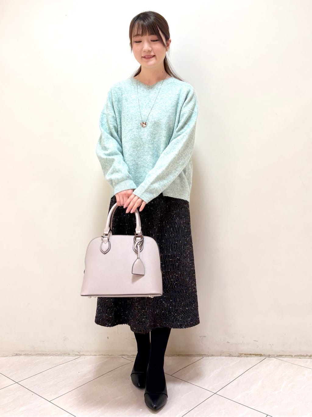 mikiさんの「Reflect｜【選べる5色／ゆったりシルエット】Vネックスパンコールニット」を使ったコーディネート