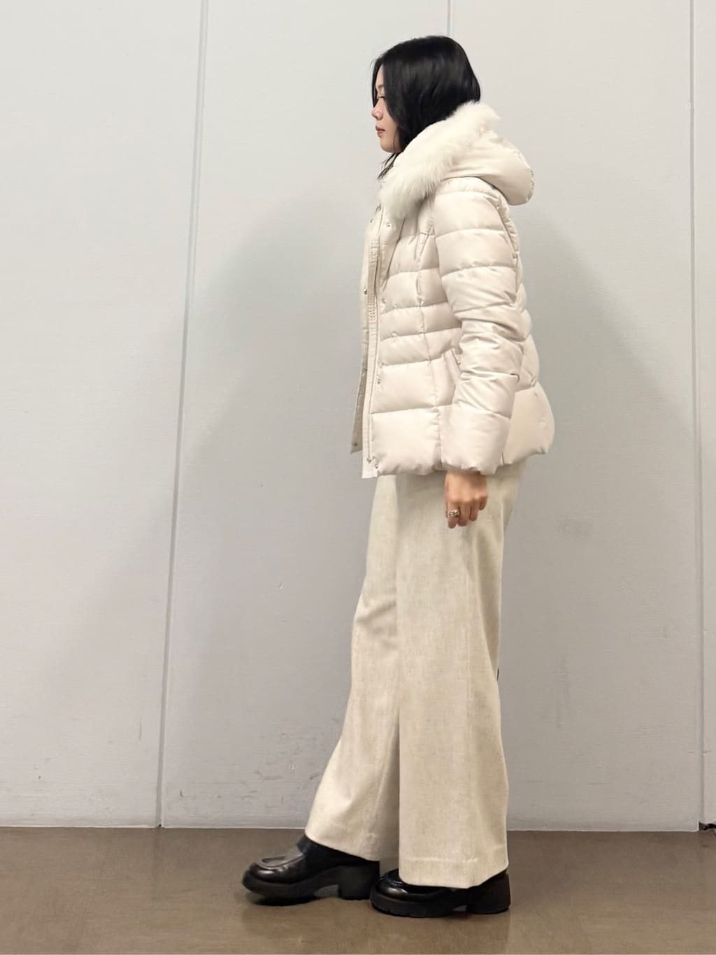 mizukiさんの「INDIVI｜【名品／撥水／抗菌防臭】ショート丈リサイクルダウンコート」を使ったコーディネート