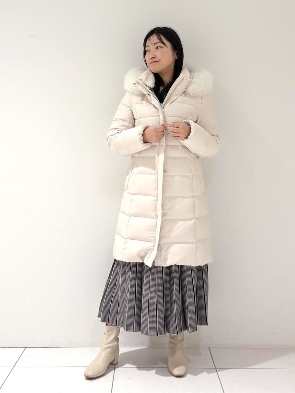 momokoさんの「INDIVI｜【名品／撥水／抗菌防臭】ロング丈リサイクルダウンコート」を使ったコーディネート