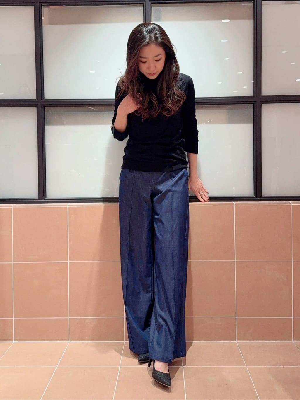 kaoriさんの「ESPERANZA｜◆【12時間パンプス】約8.5㎝／ラメ素材　歩きやすくて疲れにくい」を使ったコーディネート