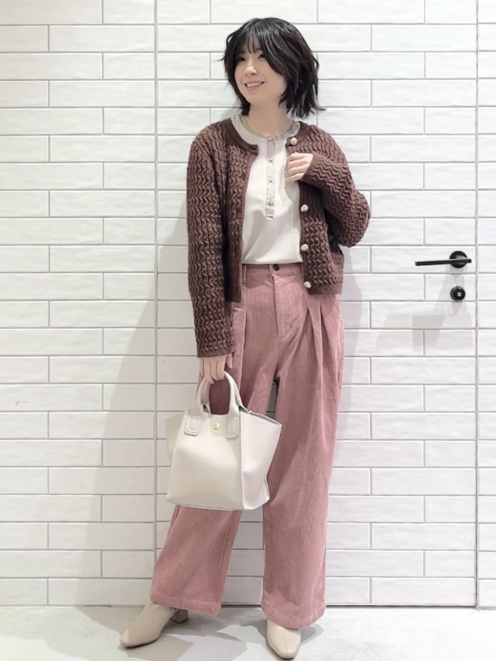 しおりさんの「OPAQUE.CLIP｜モヘヤタッチケーブル金ボタンカーディガン【洗濯機OK】」を使ったコーディネート