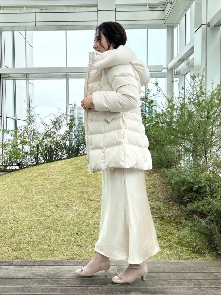 shinoさんの「Couture brooch｜【2WAY・ベルト付き】フードフェイクファー ミドル丈ダウンコート」を使ったコーディネート