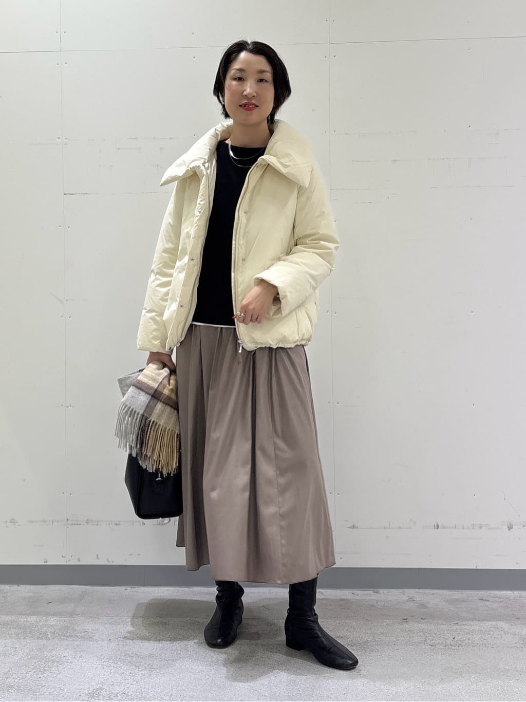 yuriさんの「INDIVI｜【SETUP可能／洗える／UVケア】ライトジャージ ボトルネックトップス」を使ったコーディネート