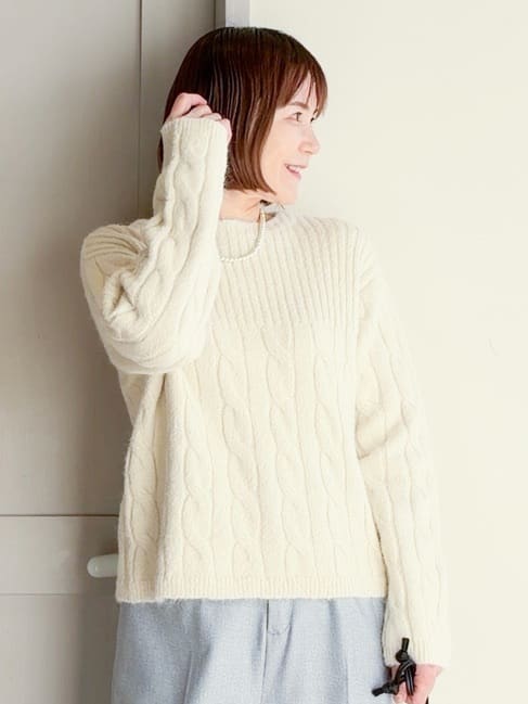yamakoさんの「grove｜ふんわり包み込む ケーブルボートネックニット」を使ったコーディネート