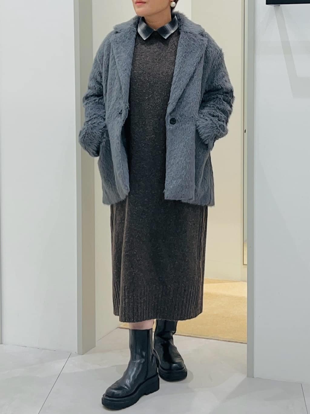 タナさんの「THE SHOP TK｜纏うだけで大人上品 シャギーチェスターハーフコート」を使ったコーディネート
