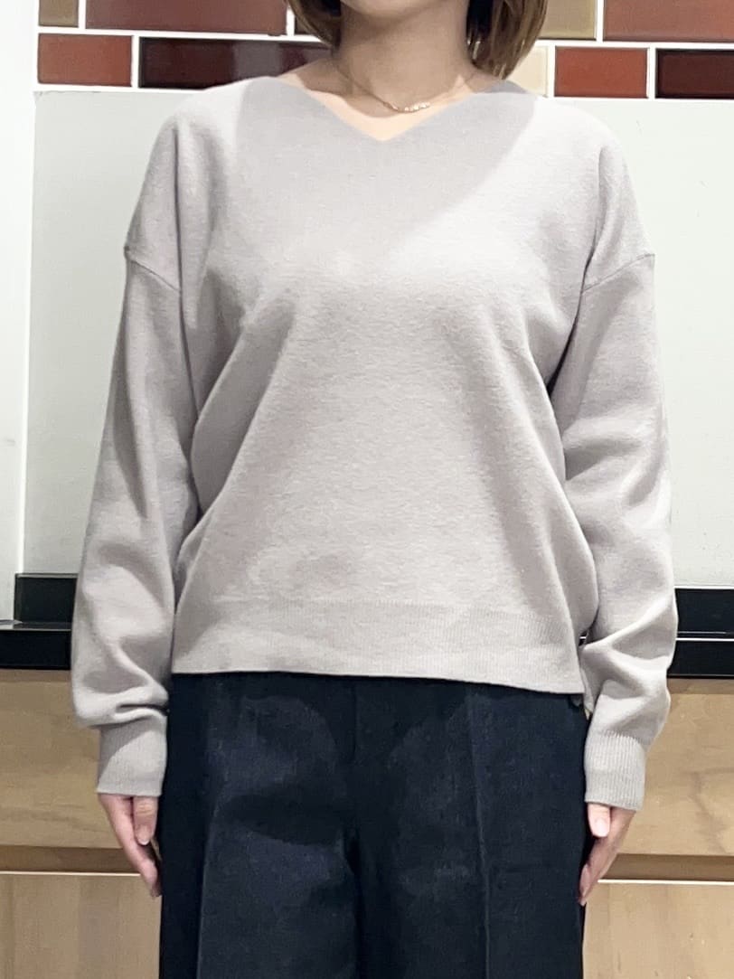 かのさんの「THE SHOP TK｜【すっきりシルエットが叶う】大人のためのVネックニット/毛玉になりにくい/静電気防止/洗濯機OK」を使ったコーディネート