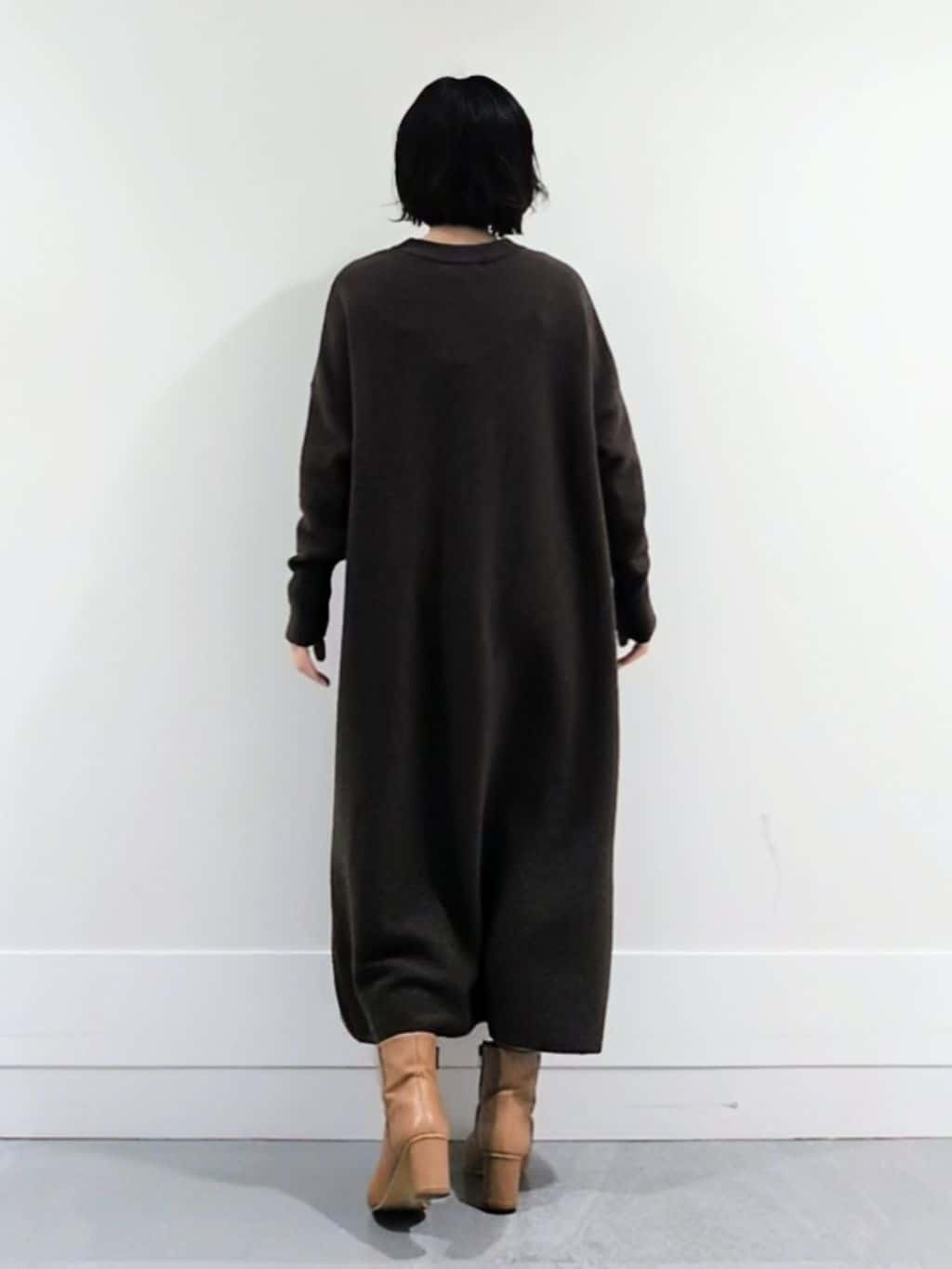 ミズタさんの「UNTITLED｜【ロング丈/ゆったりシルエット】テントライン ニットワンピース」を使ったコーディネート